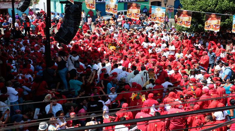 Los diablos danzan en procesión por el pueblo de Yare (en el estado Miranda), con cantos, recitales y rezos.