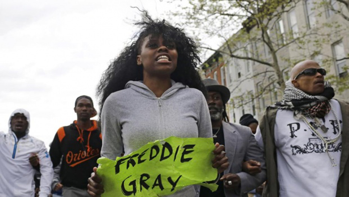 Fuertes disturbios se han generado tras la muerte de Freddie Gray.