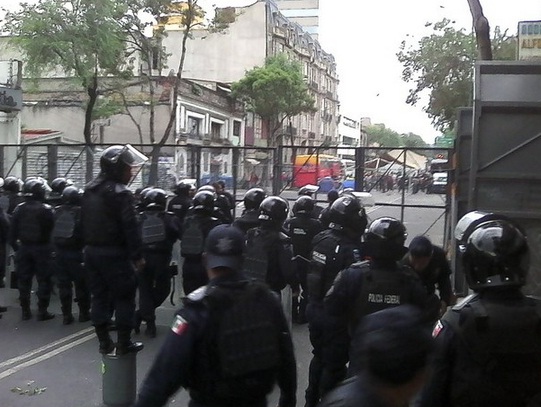 La policía detuvo la protesta frente a la Secretaría de Gobernación