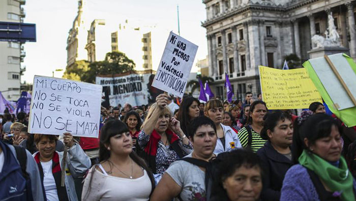 Bajo el lema #NiUnaMenos miles de personas se congregaron el pasado miércoles en Buenos Aires para rechazar los feminicidios.