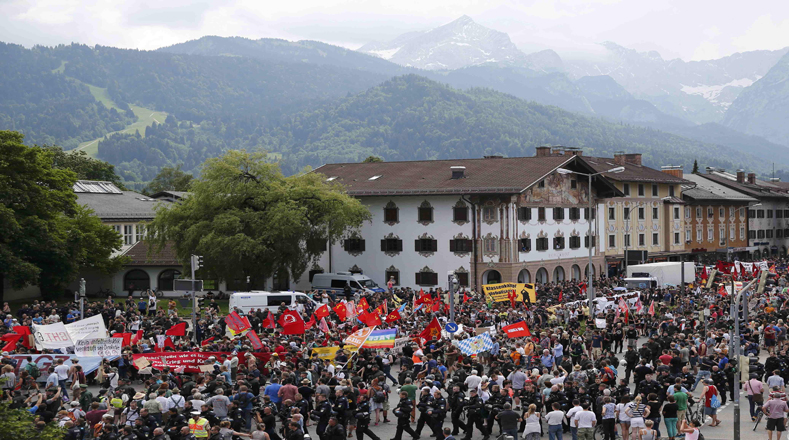 Miles de personas se congregaron este sábado en la estación de trenes de la ciudad alemana, Garmisch-Partenkirchen, para protestar contra la cumbre del G7.