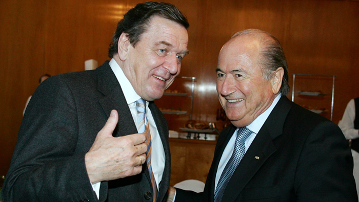 El para entonces canciller de Alemania, Gerhard Schroeder, conversa con el expresidente de la FIFA en el Bundestag (Parlamento alemán) en 2005.