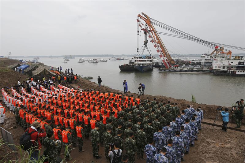 Centenares de personas, incluyendo a los rescatistas, alineados frente al río Yangtsé, guardaron tres minutos de silencio.