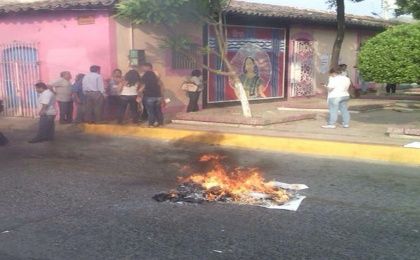 Maestros y profesores impidieron la instalación de las casillas electorales y quemaron urnas. 