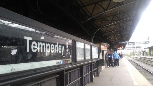 Un tren que salía de Temperley cruzó señales en rojo y chocó con una locomotora.
