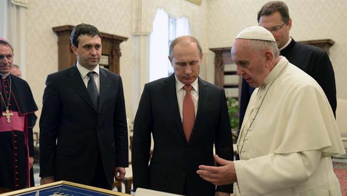 El presidente ruso, Vladimir Putin durante el intercambio de regalos con el papa Francisco en el Vaticano.