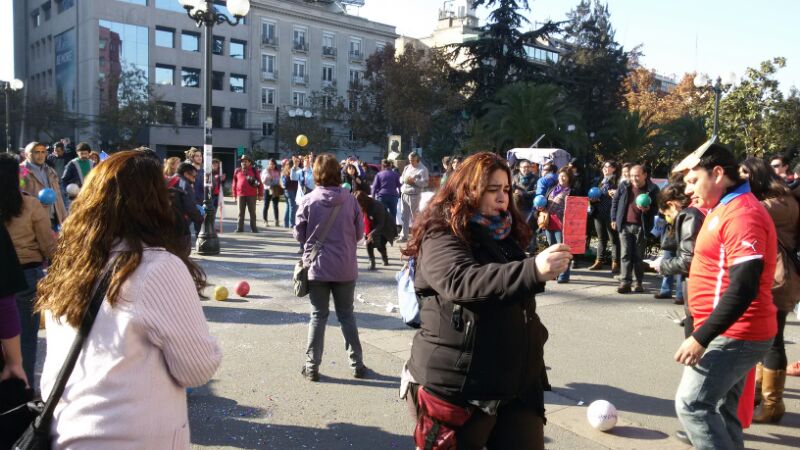 Una de las manifestantes le sacó la tarjeta roja al ministro de Educación de Chile. 
