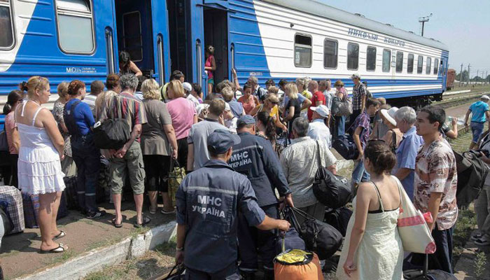 Miles de ucranianos huyen del conflicto armado