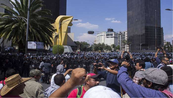 Los educadores rechazaron la fuerte presencia policial durante la manifestación