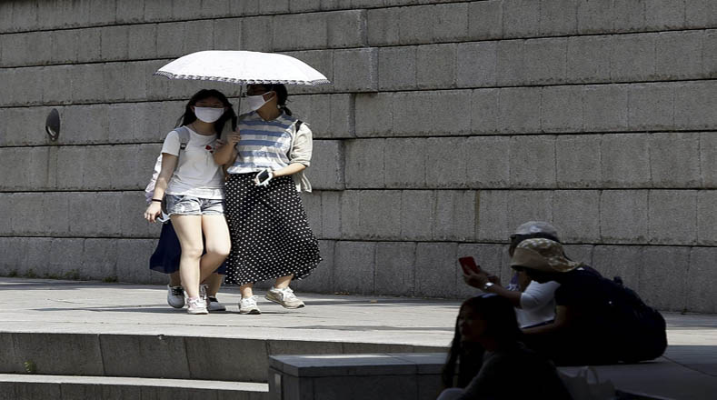 Los habitantes de Seúl, capital de Corea del Sur, utilizan mascarillas mientras pasean por la calles por temor a contagiarse del coronavirus.