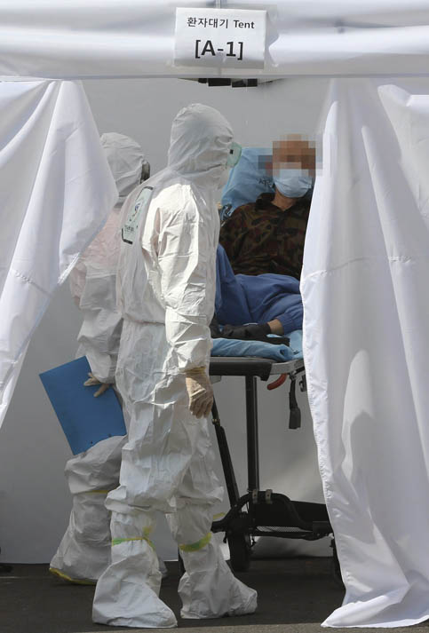 Una tienda de campaña montada en el centro médico SNU Boramae Medical Center, donde el personal médico trató a un posible infectado.