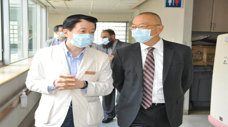 El pasado miércoles, el subdirector general de Seguridad Sanitaria de la Organización Mundial de la Salud (OMS), Keiji Fukuda (derecha), tuvo un encuentro con el responsable del centro médico Samsung Medical Center, Song Jae-hoon.