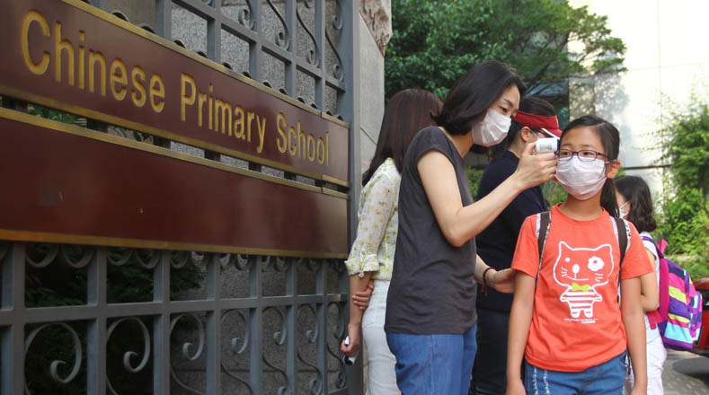 Los maestros revisan la temperatura corporal de los estudiantes para descartar que tengan el virus. En total, han cerrado dos mil 431 escuelas a causa del coronavirus.