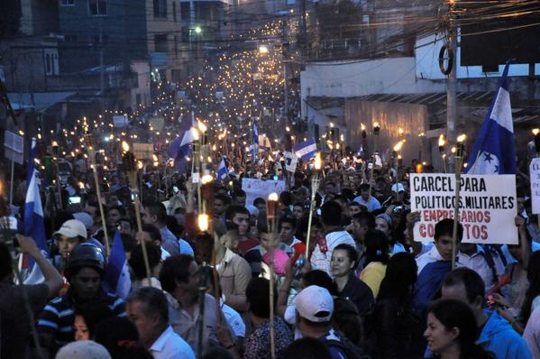 Una vez más los hondureños marcharon con antorchas, pancartas y banderas en contra de la corrupción.