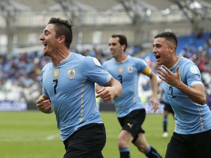 El futbolista Cristian Rodríguez (7) celebra su gol junto a José María Giménez (2) y Diego Godín para ganarle a Jamaica.