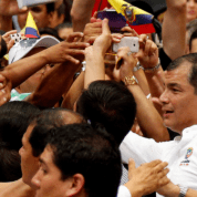 Los migrantes ecuatorianos en Milán, Italia, manifestaron su apoyo al presidente Rafael Correa, este sábado durante el informe semanal del gobierno.