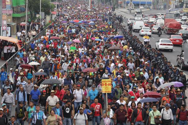 Unos 2 mil maestros marcharon hasta la sede de Televisa en el DF.