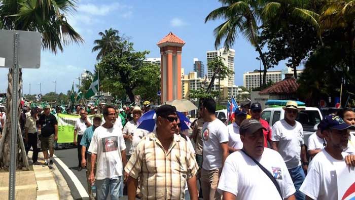 Los manifestantes recorrieron la principal vía de la zona turística de San Juan, norte de Puerto Rico.