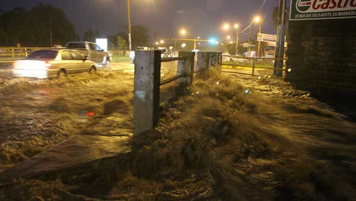 La capital del país se mantiene en alerta pese a la disminución del volúmen de agua en las últimas horas