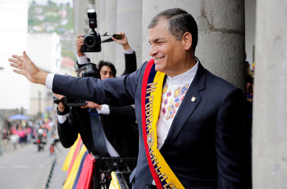 Llega a Ecuador el presidente Rafael Correa tras gira de trabajo por Europa.
