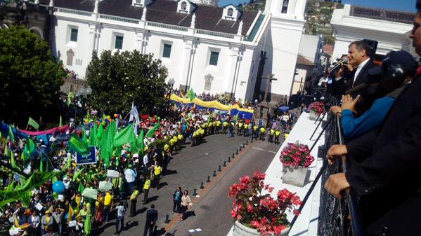 El mandatario saludó a una multitud de ecuatorianos que salieron a las calles a brindarle su apoyo.