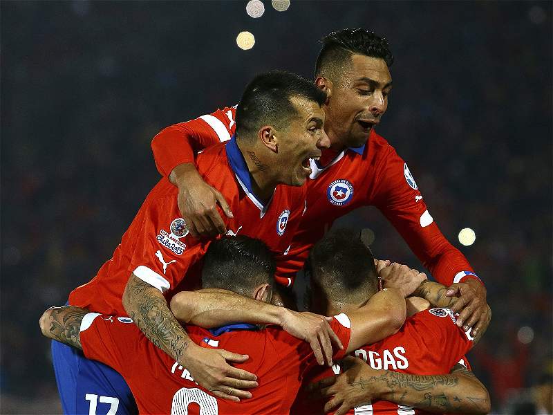 El equipo chileno derrotó 2-0 a Ecuador en su debut de la Copa América 2015 .