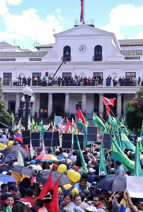 Esta concentración fue denominada por sus propios participantes como la marcha de la alegría, en contraste con el llamado domingo negro de la oposición ecuatoriana. 