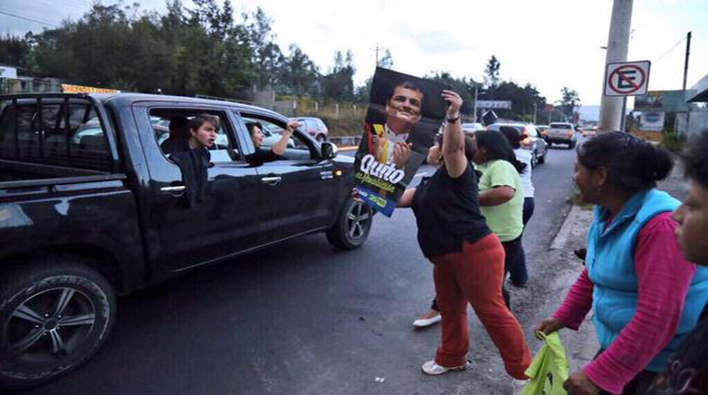 Mientras los opositores iban en caravana con banderas negras, los ciudadanos de a pie, se conglomeraron en el Casco Central de Quito para defender a Rafael Correa. 