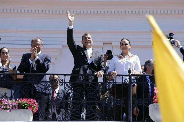 "Mientras la derecha tiene el imperio de aliado, yo los tengo a ustedes, al pueblo, y juntos somos invencibles", afirmó el mandatario ecuatoriano. 