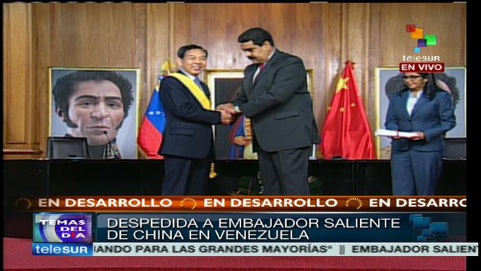 El embajador saliente de China en Venezuela, Zhao Rongxian, fue condecorado en el Palacio de Miraflores.