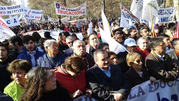 Profesores de distintas localidades de Chile se movilizan de manera pacífica por las calles de Santiago.