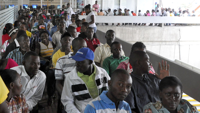 Miles de haitianos hacen filas para cumplir con el plazo establecido por el Ejecutivo dominicano para regularizarse.
