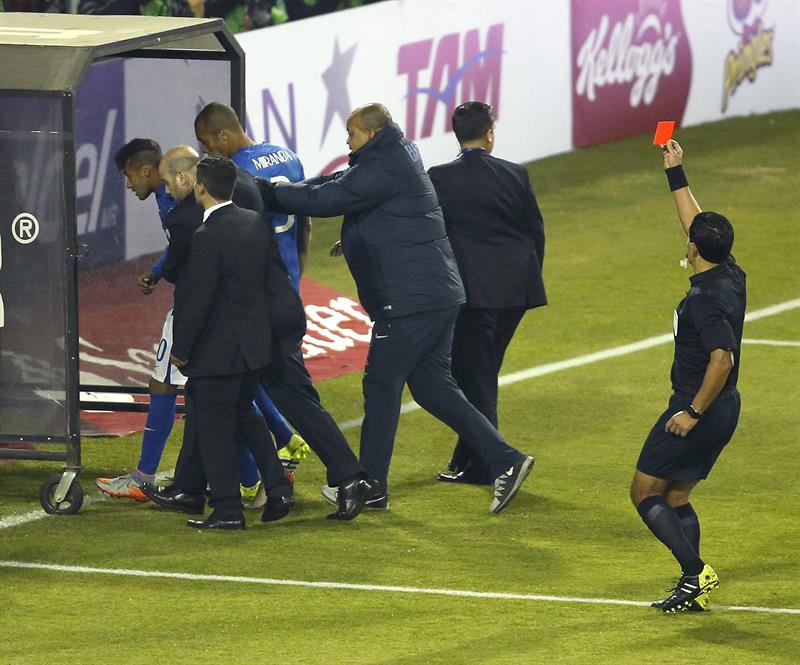 Tras el pitazo final Neymar y el colombiano Carlos Bacca recibieron tarjeta roja  tras una riña lamentable.
