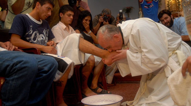 Durante la celebración del pasado Jueves Santo en Buenos Aires (Argentina), el papa Francisco besó los pies de los feligreses.