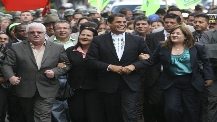 Rafael Correa acompañado del pueblo cuando inscribió su candidatura en los comicios presidenciales de 2009.