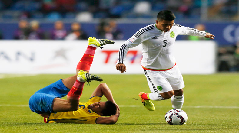 Cristian Noboa de Ecuador va a la tierra mientras que de México Juan Medina controla el balón.