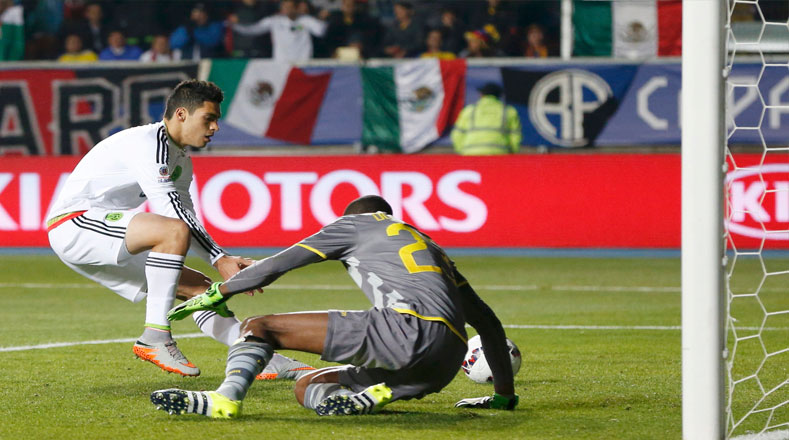Raúl Jiménez de México anota el único gol de su selección de penal, a los 19´ del segundo tiempo.