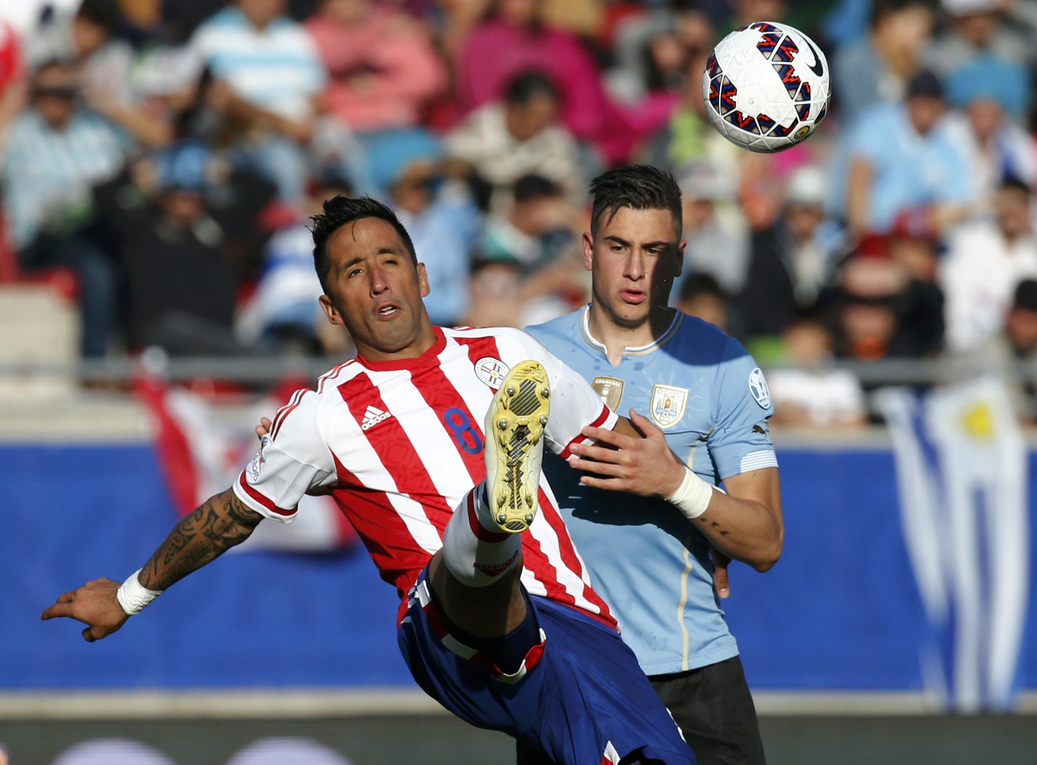 De Paraguay Lucas Barrios (L) lucha por el balón con el Uruguay José Giménez.