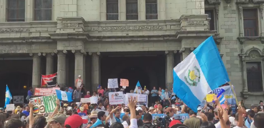 Guatemaltecos exigen que se reanude el antejuicio contra el presidente.