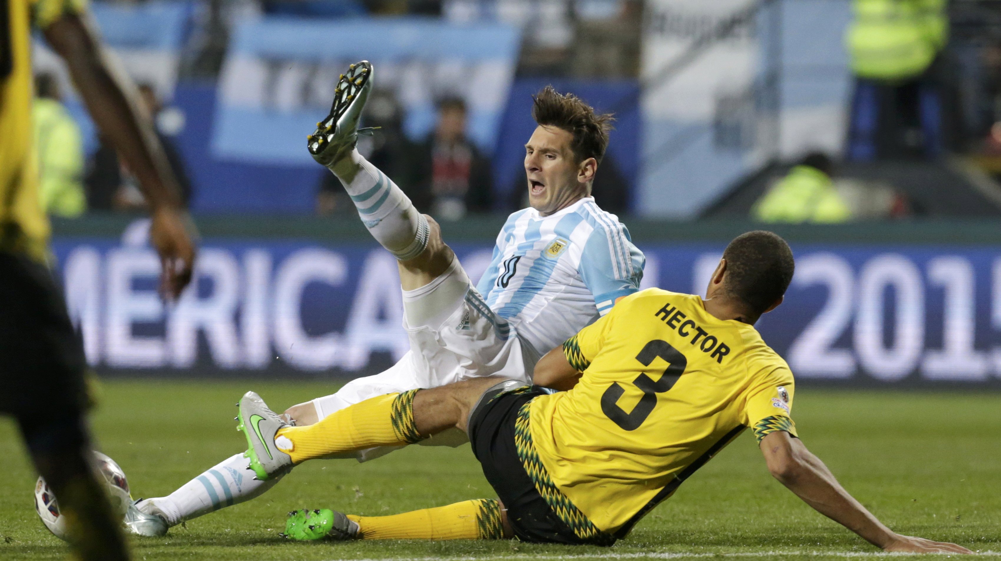 De Argentina Lionel Messi lucha por el balón con Michael Hector de Jamaica