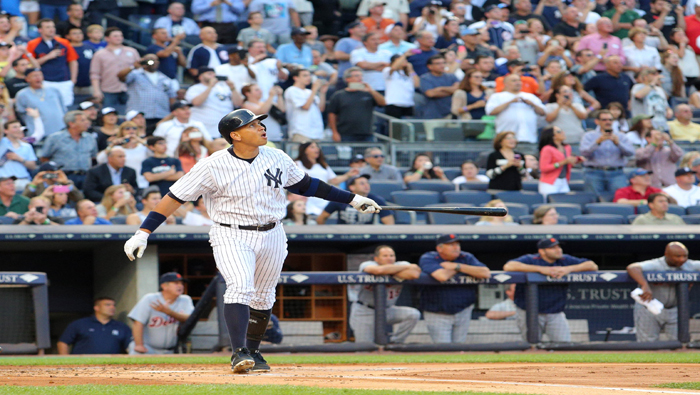 Rodríguez mientras observa la trayectoria de su hit número 3 mil en el hogar de los Yankees.