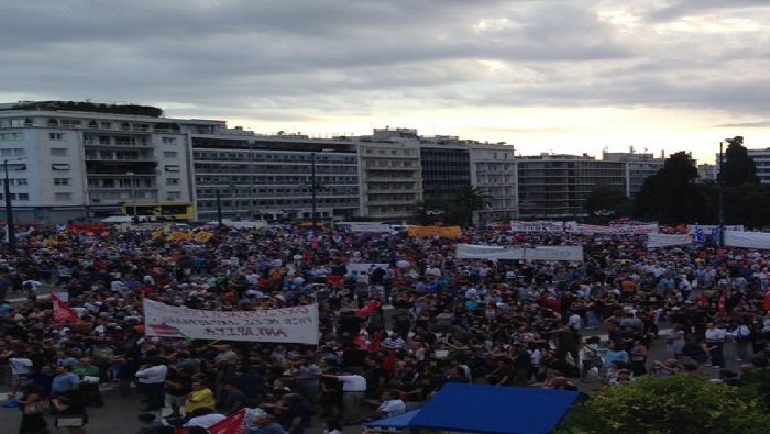 Griegos salen a las calles en respaldo al Gobierno de Tsipras