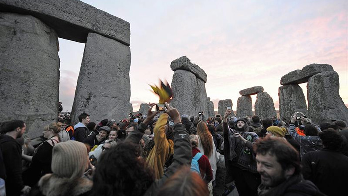 Miles de personas disfrutaron el solsticio de verano en Stonehenge.