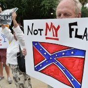 Manifestantes piden que se retire la bandera confederada de un edificio público en Carolina del Sur. 