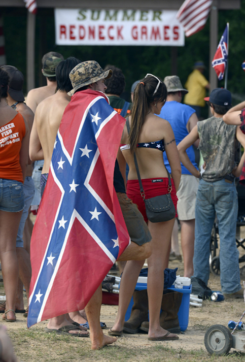 Durante la Guerra de Sesesión, la bandera confederada simbolizaba la escalvitud, muchos racistas la usan para intentar demostrar superioridad.