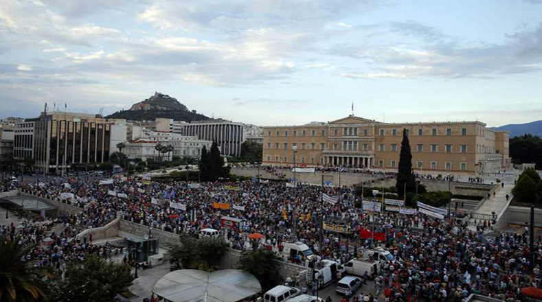  Miles de griegos se reunieron el pasado domingo en la emblemática plaza Syntagma de Atenas en el marco de la reunión de Gobierno del primer ministro, Alexis Tsipras, para elaborar una nueva propuesta de reformas para presentarlas al BCE, FMI, CE.