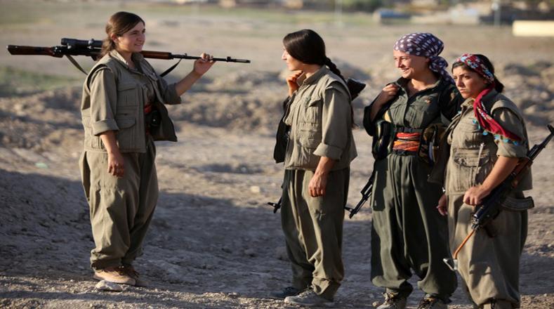 Cerca de Mosul (norte de Irak) unas 50 mujeres armadas vigilan la zona de Makhmu para evitar que el Estado Islámico atente contra su pueblo. 