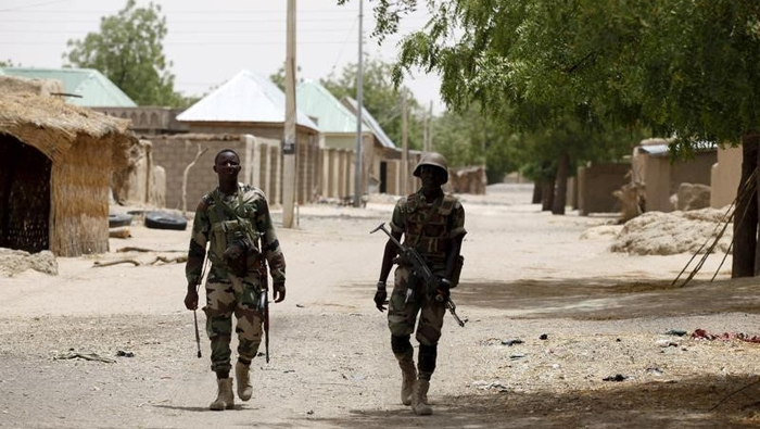 Soldados vigilan las calles de Nigeria para prevenir ataques de Boko Haram.