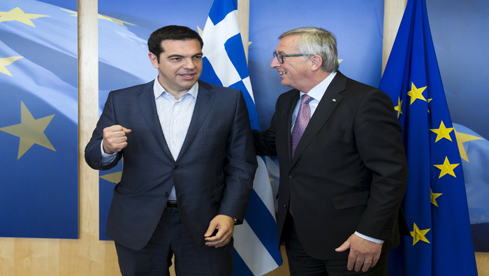 El primer ministro griego, Alexis Tsipras, es recibido por el presidente de la Comisión Europea, Jean Claude Juncker, previo a la reunión de este miércoles en Bruselas, Bélgica.