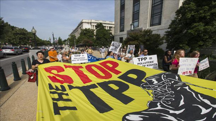 Ciudadanos estadounidenses protestan contra la firma del TPP.